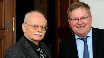 Bild: Stephan Huber
OB Michael Cerny dankt Gerhard Bauer (links) für 41 Dienstjahre in der Stadtverwaltung.