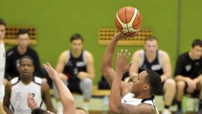 Bild: Hubert Ziegler
Der Sulzbacher Edward Walker (Mitte) beim konzentrierten Korbwurf. Mit 30 Punkten war er bester Sulzbacher beim 81:69-Sieg gegen den TV Dingolfing.