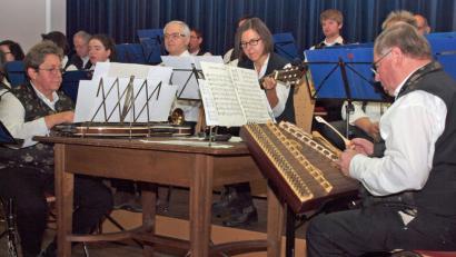 Bild: sön
Die Stubenmusik mit Irmgard Diermeier, Zither, Inge Rogenhofer an der Gitarre und Bruder Georg Beyerl am Hackbrett (von links).