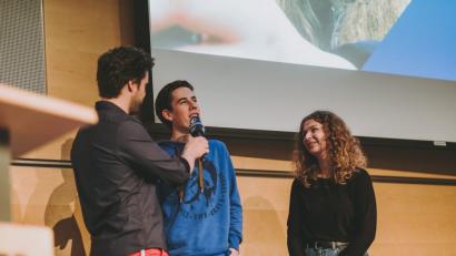 Bild: Bayerischer Rundfunk, Steffi Rettinger
Bei der Präsentation ihres preisgekrönten Films standen (von rechts) Verena Schütz und Tim Herten dem BR-Moderator Sebastian Schaffstein souverän Rede und Antwort.