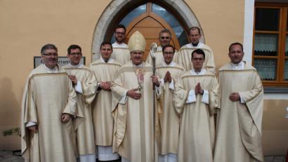 Bild: mos
Bischof Rudolf Voderholzer weihte sieben neuen Diakone, darunter auch der Seebarner Johannes Spindler (Vierter von rechts). Mit auf dem Bild Monsignore Johannes Hofmann aus der Pfarrei Neustadt an der Donau (links) und Monsignore Martin Priller, Regens des Priesterseminars (rechts).