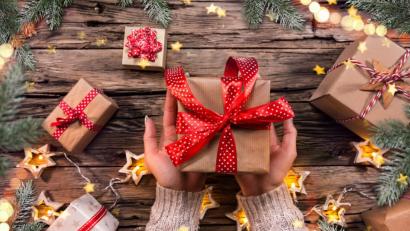 Bild: Lukas Gojda – stock.adobe.com
„Froh ist nur, wer geben mag.“ Schon Johann Wolfgang von Goethe wusste, dass Schenken glücklich macht.