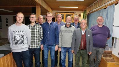 Bild: bsc
Dem neuen Vorstand des Imkervereins Wiesau-Schönhaid wünschten Kreisvorsitzender Hans Schön (Dritter von links) und Bürgermeister Toni Dutz (Zweiter von rechts) viel Erfolg. In die Vorstandschaft wurden berufen (von links) Fabian Puß, Torsten Vater, Florian Beer, Michael Bauernfeind sen., Günther Leimgruber, Kurt Kaßeckert und Hubert Greil.