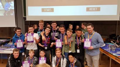 Bild: exb
Die „ESBots“ des Gymnasiums Eschenbach und Projektbetreuer Alexander Schatz (rechts) freuen sich über ihren Sieg beim First-Lego-League-Regionalentscheid in Regensburg.