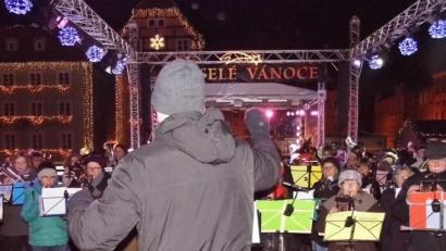 Bild: gjb
Der Auftritt von über 70 Bläsern vor dem Egerer Stöckl.