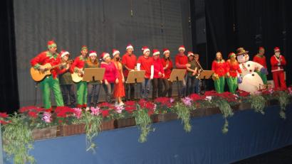 Bild: grm
Farbenfroh und auch besinnlich stimmt das HPZ Irchenrieth bei ihrer Weihnachtsfeier in der Max-Reger-Halle in Weiden auf das bevorstehende Fest ein. Der Werkstattchor erfreut mit Liedbeiträgen.