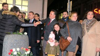 Bild: Hirsch
Am Gedenkstein reichte zweite Bürgermeisterin Ulrike Roidl (links) den Vertretern des türkischen Konsulats und der türkisch-islamischen Gemeinde die Hand als Geste der Versöhnung und der Verbundenheit.
