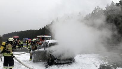 Bild: egl
Schon wieder Blaulicht auf der A6: Nachdem dort schon am Freitag wegen eines Unfalls der Abschnitt zwischen Theuern und Ursensollen gesperrt war, wurde die Autobahn im selben Bereich auch am Sonntagmittag vorübergehend "dicht" gemacht - diesmal wegen eines Fahrzeugsbrands.