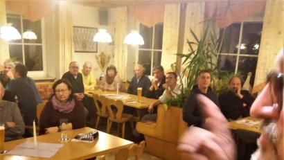 Bild: arw
Vor fast 40 zufriedenen Bürgern legt Bürgermeister Rudolf Schopper seinen Bricht ab und blickt ins Jahr 2019.