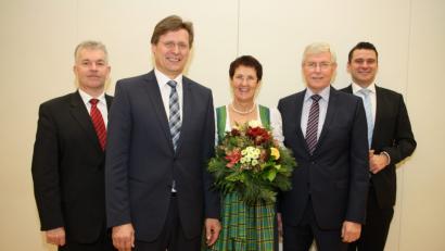 Bild: Christopher Dotzler
Ministerialdirektor Hubert Bittlmayer (links) und Landrat Thomas Ebeling (rechts) verabschiedeten den bisherigen Leiter des Amtes für Ernährung, Landwirtschaft und Forsten, Reinhold Witt (Zweiter von links), und begrüßten zugleich seinen Nachfolger Georg Mayer (Zweiter von rechts), der mit seiner Frau zu dem offiziellen Termin gekommen ist.