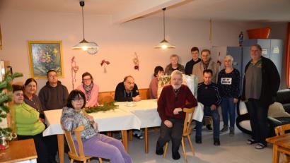Bild: fjo
Für den Auftaktbesuch bei Dr. Loew soziale Dienstleistungen begeisterte Caritas-Ausschussvorsitzender Franz Kaas (Dritter von rechts) Markus Helgert und Annemarie Hölzel (links neben ihm).