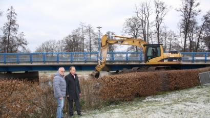 Bild: bjp
Bürgermeister Werner Walberer (rechts) und Bauamtsleiter Reinhold Sternkopf nehmen die Baggerarbeiten an der Grafenwöhrer Straße in Augenschein.