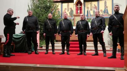 Bild: bsc
Der Maxim-Kowalew-Don-Kosaken-Chor gastierte mit einen Adventskonzert in der Friedenfelser Pfarrkirche. Die einzigartige Stimmengewalt der sieben Künstler beeindruckte im Gotteshaus enorm und sucht seinesgleichen.