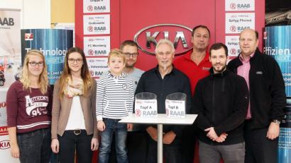 Bild: lst
Die Gruppeneinteilung beim Kia-Cup am 5. Januar steht fest. Das Ergebnis der Auslosung präsentierten (von links) Corinna Smola, Lisa Kinle, Noah Oppitz, Martin Oppitz, Franz Bäumler, Klaus Flammersberger, Marcel Waldowsky und Thomas Binner.
