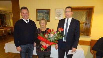 Bild: hm
Anna Eckl wurde nach 45 Jahren in den verdienten Ruhestand verabschiedet. Direktor Bernhard Werner (links) und Geschäftsführer Michael Herrmann (rechts) verabschiedeten sie.