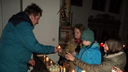 Bild: ksi
Das Friedenslicht wurde an die Familien weitergegeben.