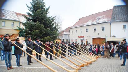 Bild: enz
Die Großkonreuther Alphornbläser lockten viele Zuhörer an.
