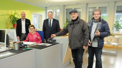 Bild:  Christine Hollederer
Christian Luber, der Leiter der Verkehrsbehörde, Sachbearbeiterin Petra Deyerl und Landrat Richard Reisinger freuen sich mit Hans Schwarz und Herbert Breitkopf (von links) über die Inbetriebnahme der EC-Terminals in der Verkehrsbehörde.