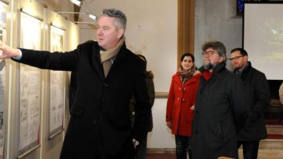 Bild: Stephan Huber
Baureferent Markus Kühne erläutert die vier zum Dialog-Wettbewerb eingereichten Entwürfe.