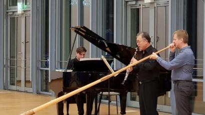 Bild: myd
Soloklarinettist Bu-Whan Cho (Mitte) bietet ein ansprechendes Programm, begleitet von Benjamin Schallwig am Flügel. Das Zusammenspiel mit Benno Enghart am Alphorn zeigt, wie die Instrumente harmonieren können.