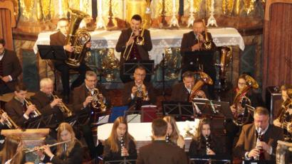 Bild: weu
Beim Adventskonzert erfüllten die mächtigen Klänge der Blaskapelle die Kirche St. Ulrich. Der Schnupferclub und der Musikverein stellten diese Veranstaltung gemeinsam auf die Beine.
