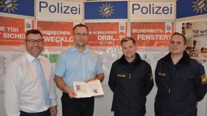 Bild: jr
Mit einem Infostand informierte die Kriminalpolizeiinspektion Weiden in der Raiffeisenpassage über Einbruchschutz in den eigenen vier Wänden. Kriminalhauptmeister Dieter Melzner stand Rede und Antwort. Mit dabei waren (von links) Volksbank Nordoberpfalz-Geschäftsstellenleiter Thorsten Meier, Kriminalhauptmeister Dieter Melzner, sowie Markus Damm und Daniel Ulrich von der PI Waldsassen.
