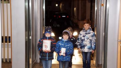 Bild: bkr
Auf dem Weg in die Bank: Felix und Jannik (von links) tragen die ungeöffneten Spendendosen. Benedikt und Annika (von rechts) passen auf.