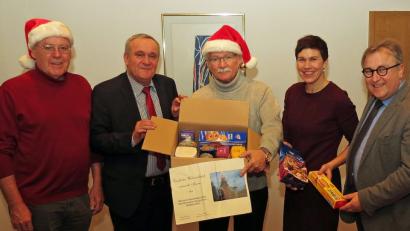 Bild: Dobmeier
Frohe Weihnachten wünscht der Deutsch-Amerikanische Gemeinsame Ausschuss (DAGA). Bei der Übergabe (von links) Helmuth Wächter, Kurt Seggewiß, James P. Federline, Amtsleiterin Sabine Dippold und Sozialdezernent Wolfgang Hohlmeier.