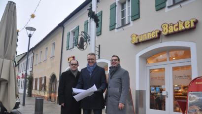 Bild: ws
Die Kaufverträge sind unterschrieben und die Pläne für die Sanierung der Gebäude am Maximilianplatz 33 sowie der Arkaden liegen auf dem Tisch. Über die positive Entwicklung der auffälligen Gebäude im Ortskern freuen sich die Vertreter der Volksbank Raiffeisenbank Nordoberpfalz, Vorstandssprecher Rudolf Winter (links) und Vorstand Thomas Ludwig (rechts) sowie Bürgermeister Franz Stahl.