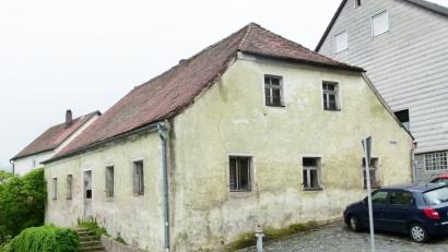Bild: exb
Das bisher leerstehende Gebäude am Marktplatz 5 in Tännesberg soll im Zuge der Dorferneuerung zum „Haus der Biodiversität“ umgebaut werden.