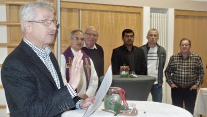 Bild: jml
Kirchenpfleger Leonhard Steinsdörfer informierte bei der offiziellen Inbetriebnahme auch über Schwierigkeiten beim Bau der neuen Kinderkrippe Arche Noach.