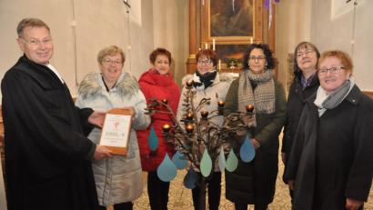 Bild: dob
Frauenbundvorsitzende Karin Wappmann (Zweite von links) übergibt an den evangelischen Stadtpfarrer Dieter Schinke (links) mit Vorstandsteam 1000 Euro für die Kirchendachrenovierung.