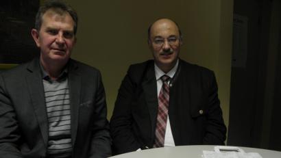 Bild: Wilhelm Amann
Der Bauernverband möchte der Entfremdung der Gesellschaft von der Landwirtschaft entgegenwirken. Deshalb unterstützen auch Kreisobmann Josef Irlbacher (links) und Geschäftsführer Josef Wittmann (rechts) die Image-Kampagne, die beim Bauerntag in den Mittelpunkt rückt.