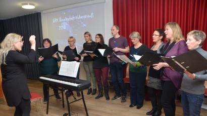 Bild: dob
Der Chor des Landestheaters Oberpfalz "RegionaL TOn" unter Leitung von Tamara-Raphaela Hirschmann gestaltet die Adventfeier des BRK im katholischen Pfarrheim.