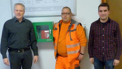 Bild: lep
Im Eingangsbereich des Rathauses befindet sich neu ein Defibrillator. Bürgermeister Jürgen Kürzinger bedankt sich bei Klärwärter Torsten Goß und Kassenverwalter Matthias Kroher (von links) für ihr Engagement bei Kauf und Einweisung.