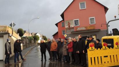 Bild: mor
Baudirektor Gerhard Kederer und Bürgermeister Karlheinz Budnik (von links) informieren Landrat Andreas Meier und die CSU-Kreisräte über die Baumaßnahmen an der NEW 19 in der Ortsdurchfahrt Neuhaus.