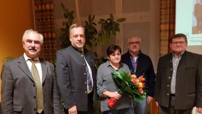 Bild: bey
Bürgermeister Karl-Heinz Preißer (links) dankt Bezirksschützenmeister Harald Frischholz (Zweiter von links) und Hermine Hausner für den ehrenamtlichen und beruflichen Einsatz. Dem schließen sich zweiter Bürgermeister Gerhard Kres und dritter Bürgermeister Hans Meißner (von rechts) an.