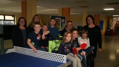 Bild: fpoz
Die Abordnung der Schulkinder freut sich über die beiden Sachspenden vom Kiba-Team. Mit im Bild von links Petra Meister, Anja Friedrich und Anke Weißenborn vom Kiba-Team und Schulleiterin Petra Andritzky.
