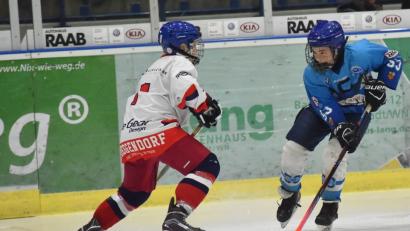 Bild: A. Schwarzmeier
Paul Vinzens (rechts) versucht in der Partie gegen den Deggendorfer SC, seinen Gegenspieler zu umspielen. Die U15-Schüler unterlagen den Niederbayern klar mit 3:9, einen Tag vorher verbuchten sie einen 6:5-Erfolg gegen den ECDC Memmingen.