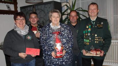 Bild: frd
Das Nikolausschießen gewann (vorne von links) Beate Becher vor Christa Roth und Schützenmeister Manfred Becher jun. Dahinter die Nächstplatzieren (von rechts) Franz Balk und Philipp Roth.