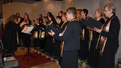 Bild: jr
Das Ensemble unter der Leitung von Brigitte Kreuzer singt ein mehr als beeindruckendes Weihnachtskonzert in der Hauskapelle Fockenfeld.