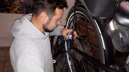 Bild: prh
Fahrradpflege ist vor allem bei Fahrten im Winter wichtig. Schnee, Eis, Regen und Salz setzten den Materialien zu. Fahrradhändler Ludwig Fritsch rät deshalb zu regelmäßigem Putzen und Ölen.
