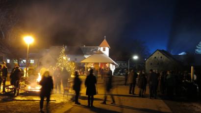 Bild: muk
Beim "Advent der Lichter" versammelten sich die Bewohner von Rackenthal und ihre Gäste um Dorfplatz und Kapelle. Sie wärmten sich an Feuerstellen und tauschten sich bei heißen Köstlichkeiten aus.