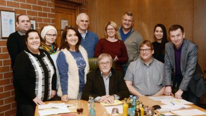 Bild: Gabi Schönberger
Veit Wagner (sitzend, Mitte) leitet weiterhin den Integrationsbeirat. Weitere Mitglieder sind (von links) Alexander Weber, Tüly Koc, Svitlana Ioffe, Sema Tasali-Stoll (SPD), Theo Klotz (Bürgerliste), Julia Lenhart (Bildungskoordinatorin), Hans-Jürgen Gmeiner (CSU), Alexander Grundler (Integrationsbeauftragter), Samira Aghadadashova und Waldemar Hock.