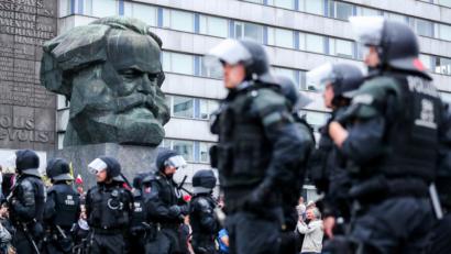 Bild: Jan Woitas/dpa
Erst Chemnitz, dann Hessen: Erneute Vorwürfe rechter Umtriebe in der Polizei. Polizisten sichern eine Demonstration der rechten Szene vor dem Karl-Marx-Denkmal.