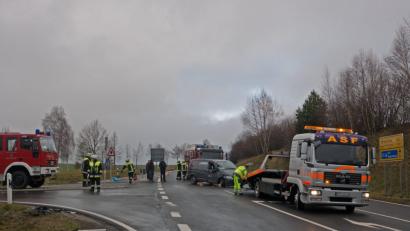 Bild: tr
An der Kreuzung auf der B 299 Richtung Pechofen hat es schon oft gekracht. Diesmal übersah der Fahrer eines 40-Tonner einen Mercedes Vito mit Anhänger. Es kam zum Zusammenstoß.