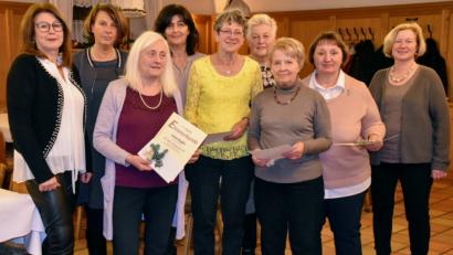 Bild: exb
Bei der Ehrung (von links): Gabi Strehl, Birgit Singer-Grimm, Irene Kugler, Monika Paintner, Ruth Moser, Elfriede Meiler, Marie-Luise Graf, Ingrid Blödt und Renate Amrhein.