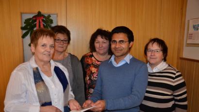 Bild: ga
Der Vorstand des Schwarzacher Frauenbundes um Vorsitzende Christina Schwarz (links) überreichten Pater Binu Kureekattil (Zweiter von rechts) eine großzügige Spende für seine Heimat Indien, die aus dem Erlös des Verkaufs der Adventskränze beim Hüttenzauber in Weiding stammte. Marianne Eichinger (Zweite von links) wurde für 25 Jahre Mitgliedschaft geehrt.