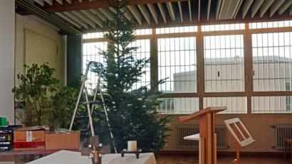 Bild: Gabi Schönberger
Die Vorbereitungen für Weihnachten hinter Gittern laufen. Die Kapelle der JVA Weiden ist am 24. Dezember voll. Die Insassen freuen sich über ein wenig Abwechslung von der Routine und die Extraportion Kaffee.