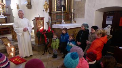 Bild: exb
Pastoralreferent Alfred Kick gestaltete mit den Buben und Mädchen die "Kinder-Kirche".